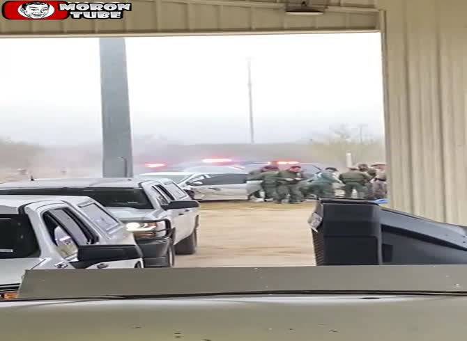 Video :Police-chased smuggler crashes in Texas